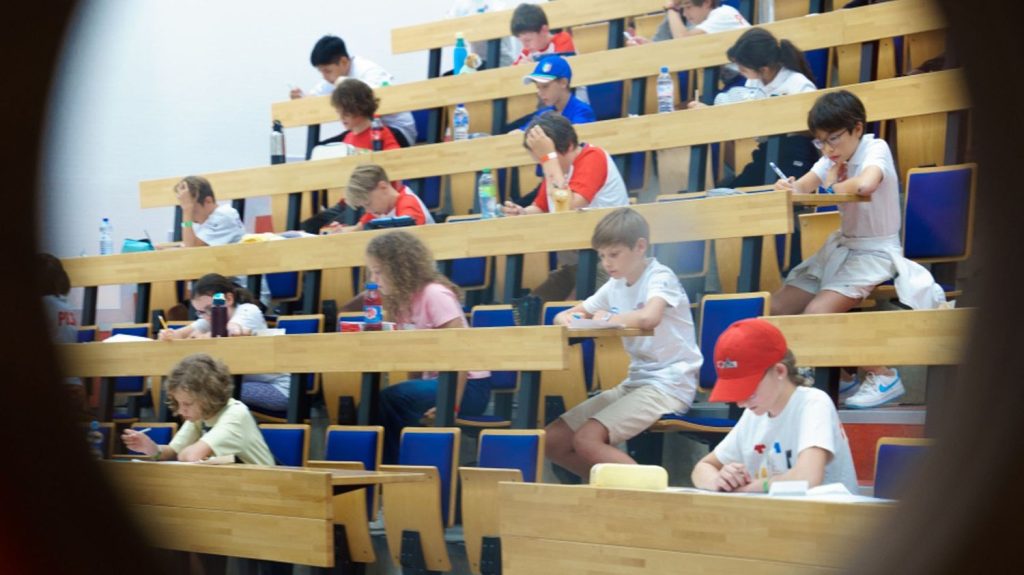 Reportage
Au championnat du monde des jeux mathématiques, "on cherche à montrer que ça peut être une matière ludique"
À l'École polytechnique de Palaiseau, dans l'Essonne, 500 concurrents originaires de 14 pays différents se sont affrontés lors de la finale internationale des Jeux mathématiques et logiques. De quoi rendre les maths plus attractives et faire naître des vocations.