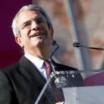 Pourquoi Nestlé change de patron
Nestlé change de directeur général. C'est le Français Laurent Freixe qui succède à Mark Schneider. Un changement assez brutal.
