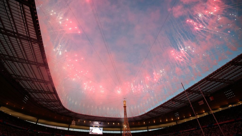 JO de Paris 2024 : les chorégraphes de la cérémonie de clôture promettent "un show très novateur" avec "des petits clins d'œil à la cérémonie d'ouverture"
Après deux semaines de compétitions, les Jeux olympiques de Paris se referment dimanche soir. La cérémonie de clôture aura lieu au Stade de France.