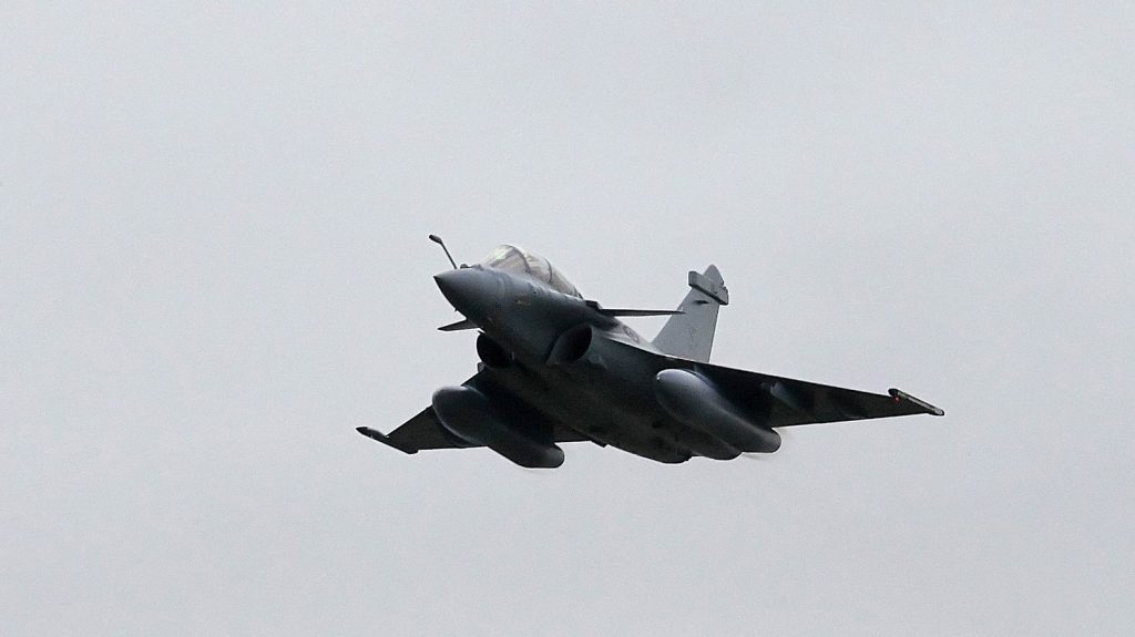 Accident entre deux Rafale : "Cela a duré une seconde, c'était très impressionnant", confie un témoin de la collision
Un accident entre deux Rafale s'est produit mercredi entre la Meurthe-et-Moselle et les Vosges. Deux personnes sont mortes. Les causes de cet accident ne sont pas encore connues.