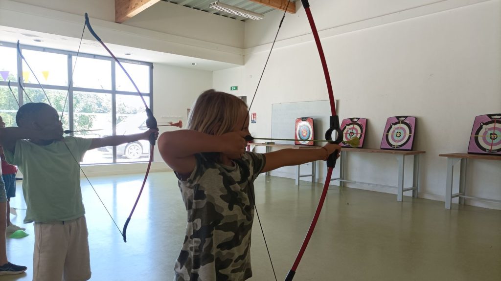 "Elle est belle cette médaille" : au château de Soubeyran, les colonies de vacances se déclinent aussi sous la forme d'Olympiades
Les Jeux olympiques sont vécus de différentes manières par les Français. Au château de Soubeyran, près de Valence, les enfants, durant leurs colonies de vacances, ne font pas que regarder les épreuves des JO à la télévision. Ils participent à leurs propres épreuves.