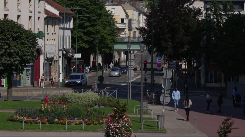 Déserts médicaux : des communes cherchent à attirer les jeunes médecins
Faute de soignants, des services d’urgence sont contraints de baisser le rideau temporairement cet été. De nombreuses communes prennent des initiatives pour attirer des jeunes médecins.