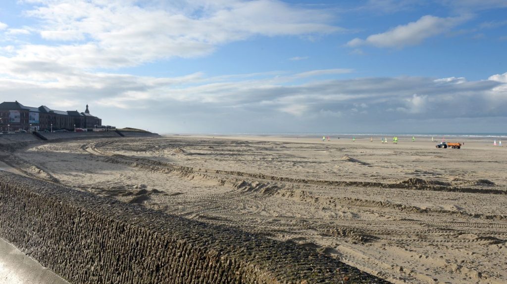 Enfant disparu à Berck : un corps de petite taille retrouvé sur une plage, "vraisemblablement" celui du garçon
Un petit garçon de 10 ans avait disparu jeudi après s'être baigné avec deux autres enfants, près de Berck, dans le Pas-de-Calais.