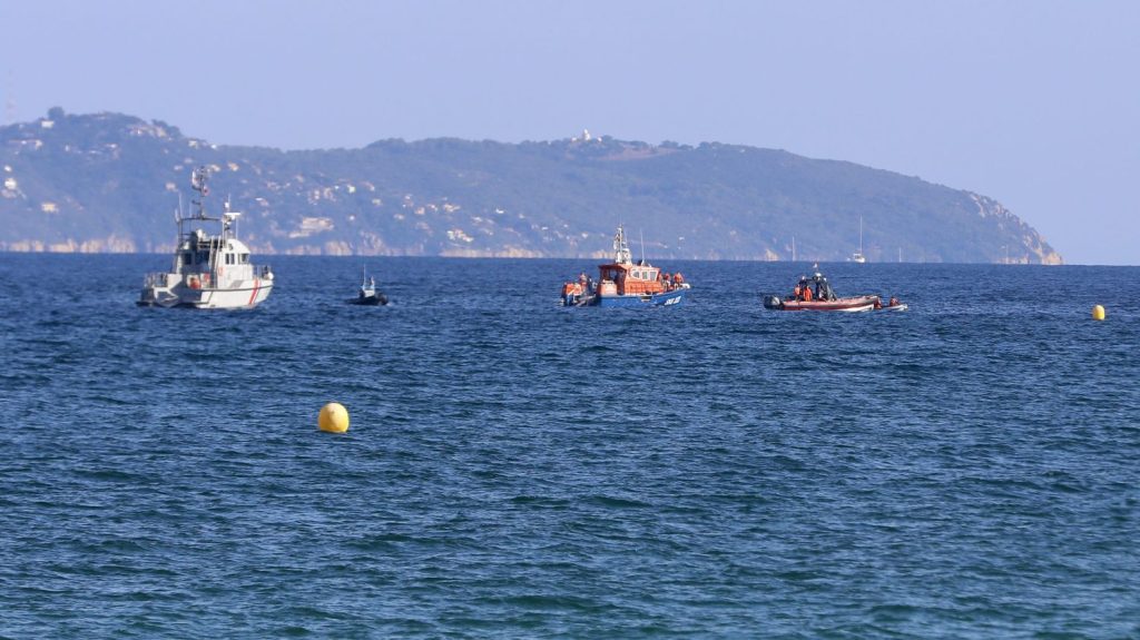 Témoignages
"On s'est demandé si ça faisait partie du spectacle avant de réaliser que c'était grave", explique un témoin après le crash d'un avion civil dans le Var
Un Fouga Magister s'est écrasé en mer vendredi au Lavandou (Var) pendant les festivités pour célébrer les 80 ans du débarquement de Provence.