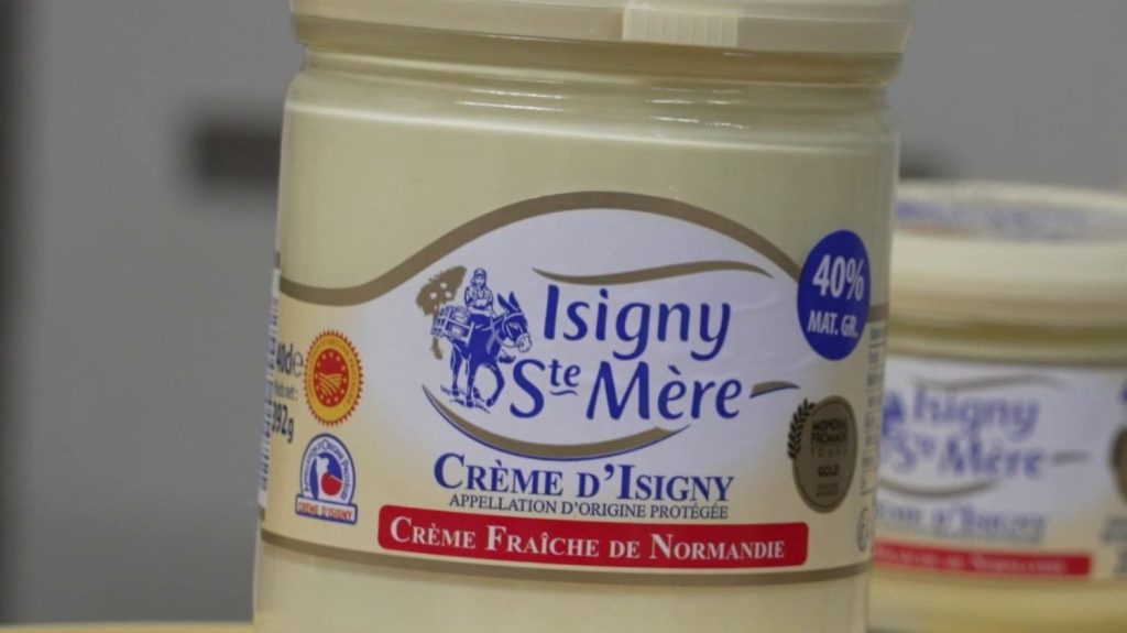 Gastronomie : la crème d'Isigny, une AOP de Normandie
La crème d'Isigny est une appellation d'origine protégée (AOP). Elle est fabriquée à partir du lait de vache de race normande et doit répondre à des critères précis.