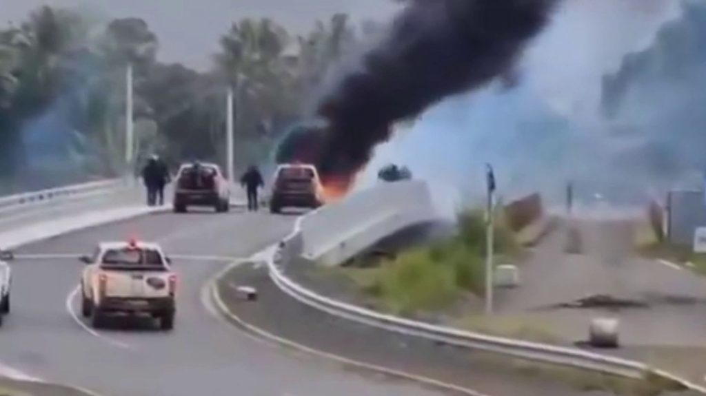 Crise en Nouvelle-Calédonie : un homme a été tué sur un barrage routier
Un homme est mort et un autre a été grièvement blessé à Thio, en Nouvelle-Calédonie, après des affrontements avec les forces de l'ordre, jeudi 15 août.