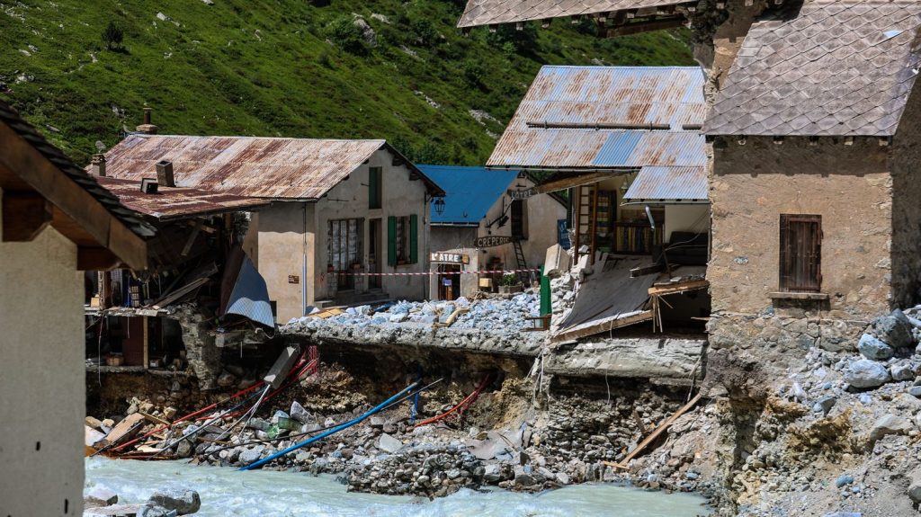 Témoignages
"La physionomie du lieu a été considérablement modifiée" : dans les Alpes, La Bérarde peine à se relever après les intempéries de juin dernier
Victime de crues torrentielles il y a deux mois, le hameau de La Bérarde, à la porte du parc national des Écrins, a dû faire une croix sur sa saison touristique et se reconstruit difficilement.
