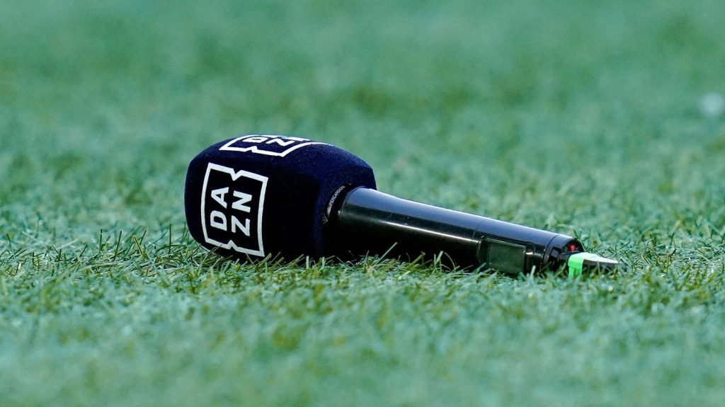 Ligue 1 : "Ce qui met en colère les gens, au-delà du prix, c'est le service qui va être proposé" par DAZN, assure Kevin Nieto, analyste du football
"Il y aura beaucoup moins de consultants sur plus de deux tiers des matchs", précise cet analyste du football.