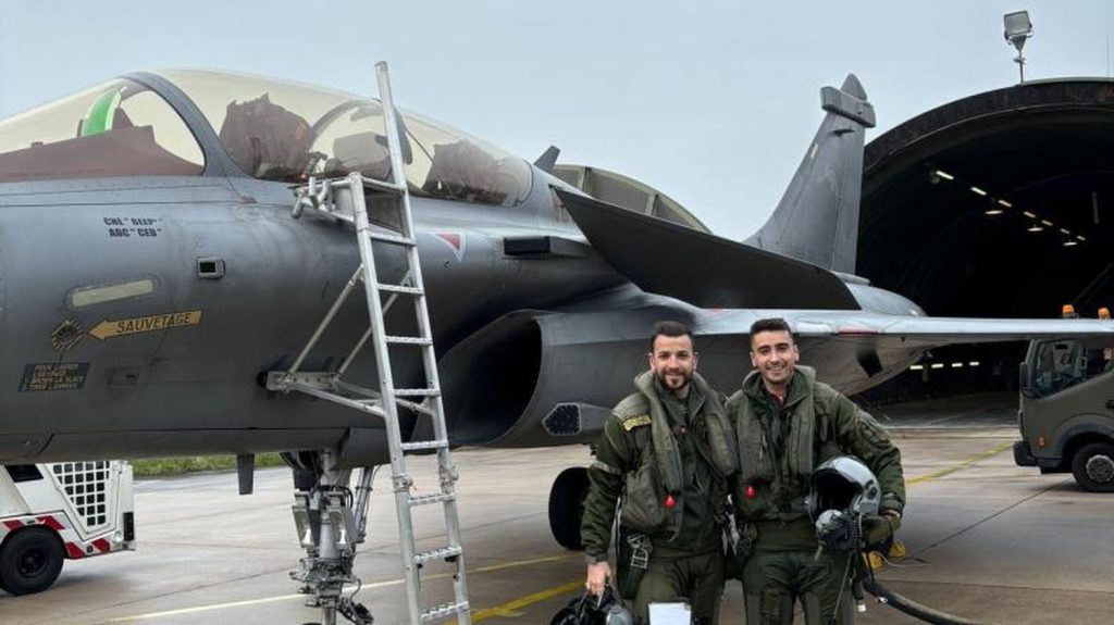 Collision mortelle entre deux Rafale : qui étaient Sébastien Mabire et Matthis Laurens, les deux pilotes morts dans l'accident ?
Le capitaine Sébastien Mabire était pilote de chasse depuis 2013 et comptabilisait "plus de 2 000 heures de vol". Le lieutenant Matthis Laurens avait été breveté pilote de chasse en 2021 et plus comptait "plus de 800 heures de vol".