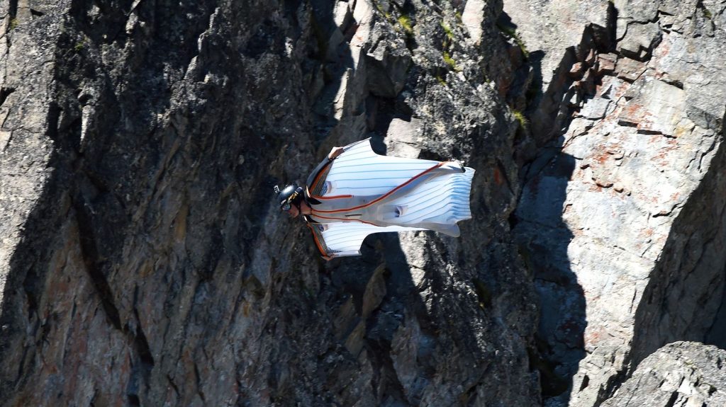 Un pratiquant de wingsuit retrouvé mort dans le massif des Ecrins, dans les Hautes-Alpes
Le corps du trentenaire a été retrouvé dimanche par la gendarmerie après le signalement de sa disparition par sa famille.