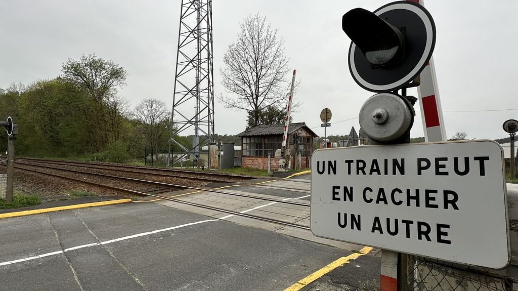 Un sapeur-pompier volontaire hors-service décède en sauvant une femme tombée sur des rails en Ille-et-Vilaine
L'homme a été happé par un TER et a succombé à ses blessures.