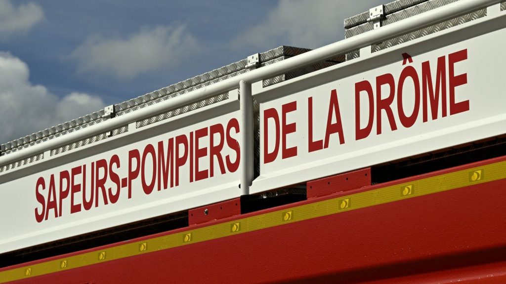 Une femme meurt à la suite d'un éboulement sur une route de la Drôme
Une masse estimée à "autour de 15 m3" de roches s'est abattue sur la voiture de cette femme et de son compagnon, samedi en fin de matinée.