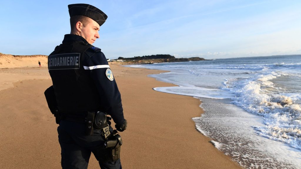 De nouveaux ballots de cocaïne découverts sur une plage près de Boulogne-sur-Mer, dans le Pas-de-Calais
Deux ballots de 25 kg et 26 kg, conditionnés dans des sacs de transport noirs, ont été retrouvés jeudi sur les plages de la Côte d'Opale. Depuis le début de semaine, ces trouvailles se multiplient.