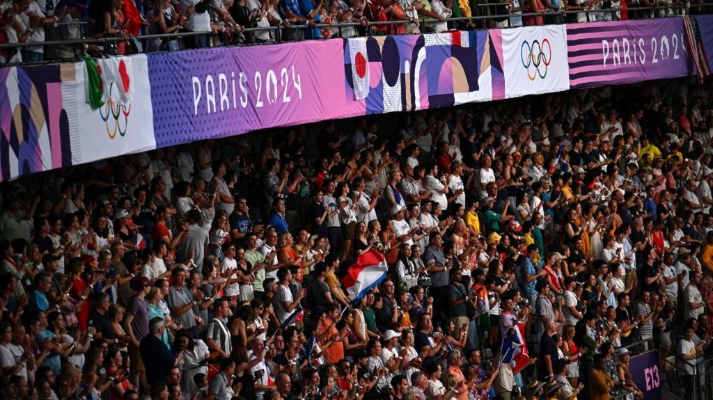 Paralympiques 2024 : remplir le Stade de France pour le para-athlétisme, un immense défi pour les organisateurs
Avec en moyenne 35 000 spectateurs par demi-journée, le Stade de France reste presque à moitié vide pendant les épreuves de para-athlétisme. Mais cette fréquentation satisfait largement Alain Blondel, responsable de l’athlétisme de Paris 2024.