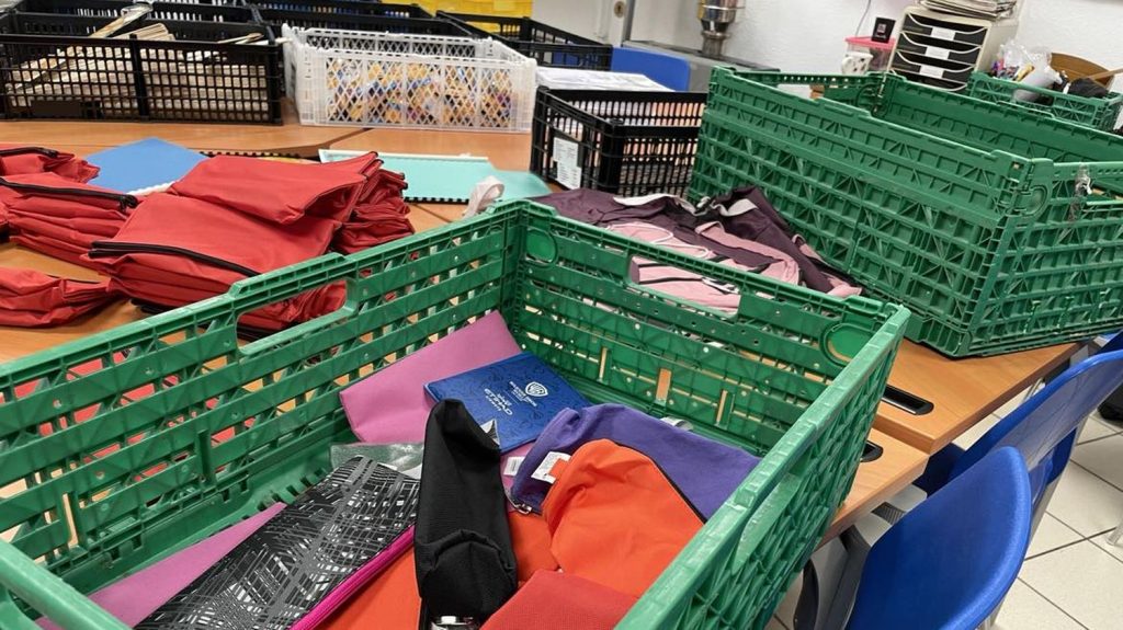 Rentrée scolaire : "On a beaucoup, beaucoup de demandes" pour des aides, alerte le Secours populaire
L'association a organisé des collectes de fournitures dans les supermarchés à l'approche du début de l'année scolaire.