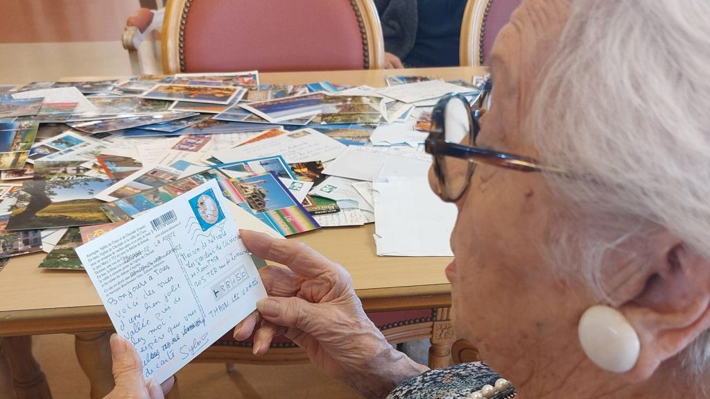 Reportage
"Ça nous fait parcourir le monde" : dans un Ehpad des Vosges, des cartes postales arrivent du monde entier pour distraire les résidents
Une maison de retraite des Vosges a eu une idée pour lutter contre l’isolement de ses 70 pensionnaires : demander sur les réseaux sociaux que des internautes envoient aux résidents des cartes postales. Depuis, les courriers arrivent par milliers.