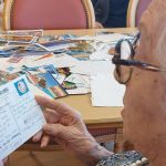 Reportage
"Ça nous fait parcourir le monde" : dans un Ehpad des Vosges, des cartes postales arrivent du monde entier pour distraire les résidents
Une maison de retraite des Vosges a eu une idée pour lutter contre l’isolement de ses 70 pensionnaires : demander sur les réseaux sociaux que des internautes envoient aux résidents des cartes postales. Depuis, les courriers arrivent par milliers.