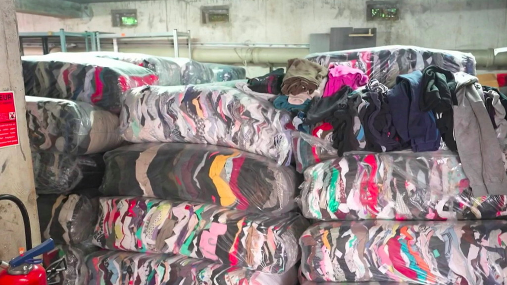 Côte-d’Or : la douane de Dijon fait le don de cinq tonnes de vêtements à la Croix-Rouge
Les douanes de Dijon viennent de donner cinq tonnes de textile à la Croix-Rouge. Les vêtements avaient été saisis en janvier dernier, dans le cadre d’une affaire de trafic de drogue.