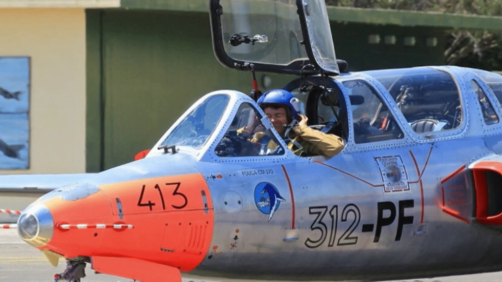 Crash d'un avion au Lavandou : que sait-on du drame qui a coûté la vie à un pilote de 65 ans ?
Samedi 17 août, l'enquête se poursuit au lendemain du crash qui a coûté la vie à un ancien pilote de chasse de 65 ans. L'appareil, un avion de collection, s'est abîmé en mer lors d'un meeting aérien au large du Lavandou, dans le Var.