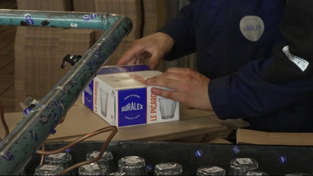 Duralex transformée en coopérative : les commandes affluent
Après avoir frôlé la fermeture, Duralex, le mythique verrier français, revient au premier plan. L’usine tourne à plein régime pour répondre aux commandes. Depuis le 1er août, les ouvriers sont devenus les actionnaires de l’entreprise en créant une société coopérative de production.