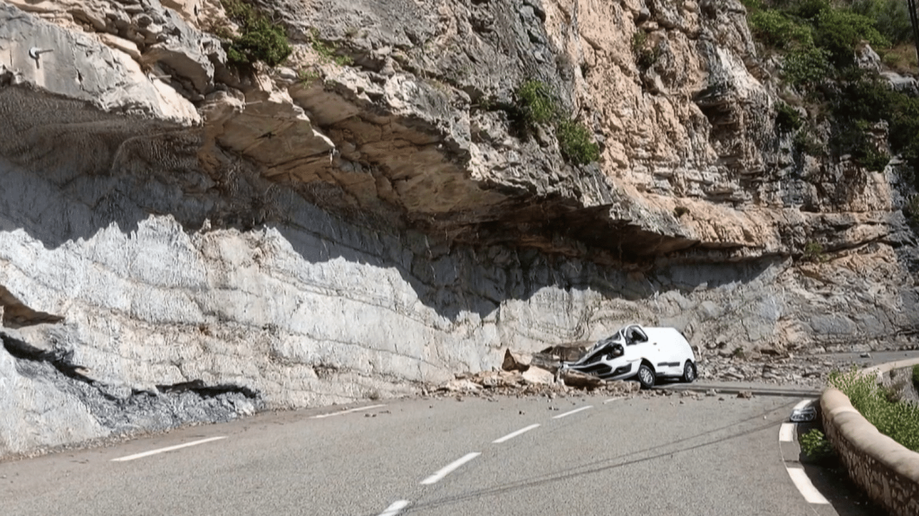 Drôme : une femme écrasée dans sa voiture après un éboulement
Une femme est morte dans la Drôme, samedi 17 août, dans un éboulement. La victime longeait une falaise en voiture avec son compagnon lorsqu’un amas de roches s’est abattu sur eux.