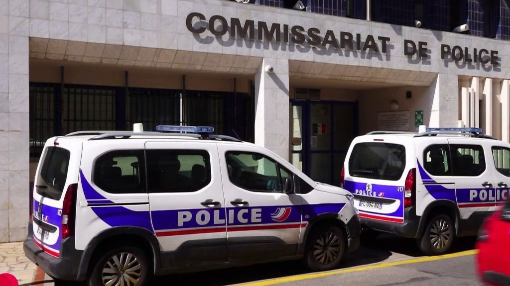 Rodéo urbain dans les Alpes-Maritimes : une enfant de 7 ans dans le coma après avoir été percutée par une moto
À Vallauris (Alpes-Maritimes), une petite fille de 7 ans a été percutée par une moto lors d'un rodéo urbain, jeudi 29 août. Son pronostic vital est engagé et elle a été placée dans un coma artificiel.