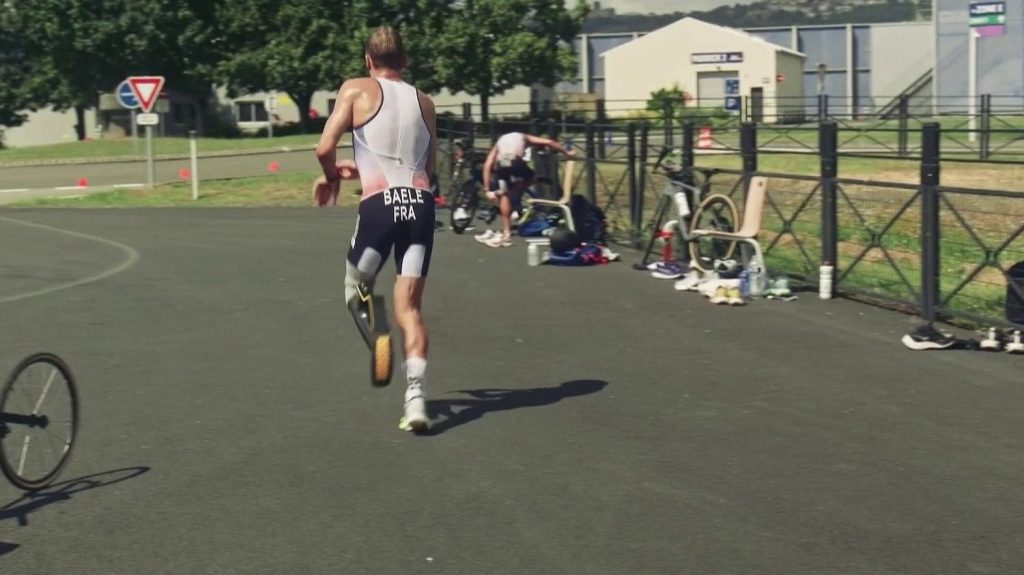 Paris 2024 : derniers entraînements pour les athlètes paralympiques
Les premiers para-athlètes arriveront mercredi 21 août au village olympique. Les Français font leurs derniers entraînements, déterminés, accompagnés et avec plus de moyens qu’auparavant.