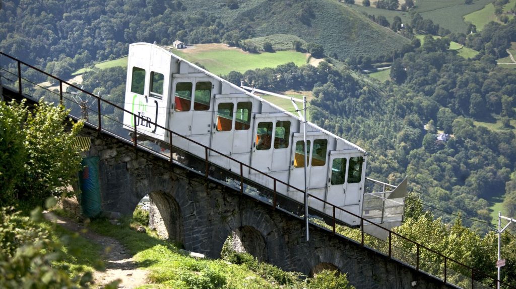 Une quarantaine de personnes évacuées d'un funiculaire bloqué à cause de la foudre, à Lourdes dans les Hautes-Pyrénées
Le funiculaire du Pic du Jer, à Lourdes, s'est bloqué à cause de la foudre samedi. Une quarantaine de personnes ont évacué, la majorité à pied, mais certains par hélicoptères. Il n'y a pas eu de blessés.