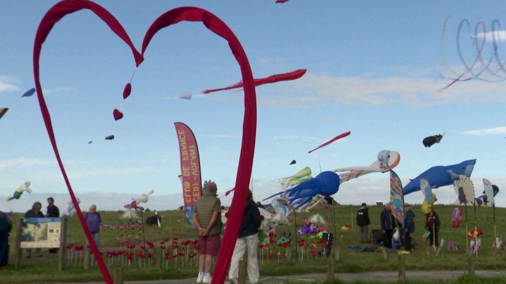 Finistère : le festival Esti'vent rassemble les passionnés de cerfs-volants
Sport indissociable de l'été, le cerf-volant offre un spectacle grandiose dans le ciel de Porspoder, dans le Finistère.