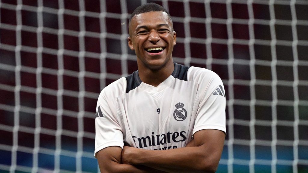 Kylian Mbappé, titulaire pour ses grands débuts avec le Real Madrid en finale de la Supercoupe d'Europe
Les Madrilènes disputent mercredi la finale de la Supercoupe d'Europe face aux Italiens de l'Atalanta Bergame. Kylian Mbappé va en profiter pour étrenner son nouveau maillot.