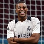 Kylian Mbappé, titulaire pour ses grands débuts avec le Real Madrid en finale de la Supercoupe d'Europe
Les Madrilènes disputent mercredi la finale de la Supercoupe d'Europe face aux Italiens de l'Atalanta Bergame. Kylian Mbappé va en profiter pour étrenner son nouveau maillot.