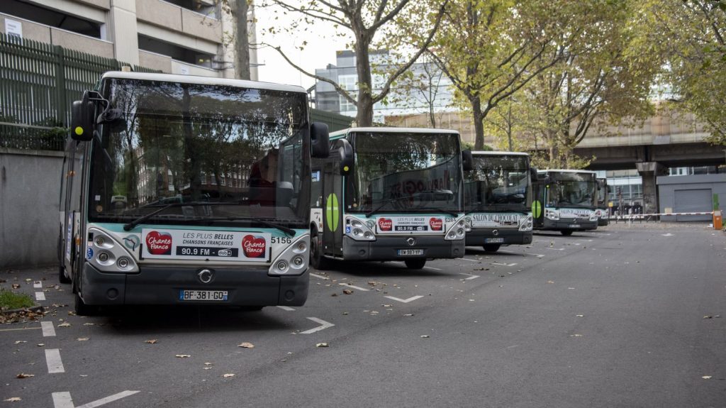 La RATP accusée de fraude pour réussir les contrôles techniques de ses bus, selon "Le Parisien"
Selon les témoignages recueillis par le quotidien, les chauffeurs ont une valise électronique avec laquelle ils peuvent "effacer tous les voyants signalant un souci technique sur le tableau de bord avant le passage au contrôle". La manipulation permettrait d'éviter des immobilisations de bus.