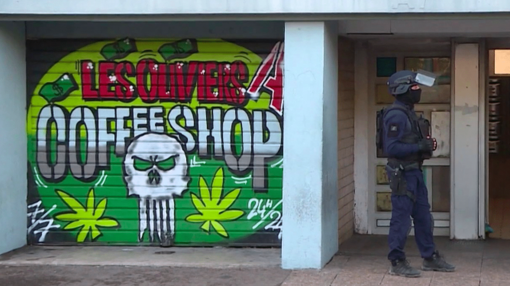 Isère : nouvelle fusillade à Échirolles après une opération de police
Une fusillade a eu lieu dans la soirée du mercredi 21 août à Échirolles, dans la banlieue de Grenoble. Un homme a été blessé.