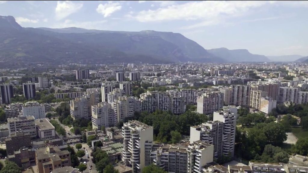 Isère : une nouvelle fusillade à Échirolles
En Isère, un homme a été blessé dans une fusillade à Échirolles, près de Grenoble, mercredi 21 août. La ville est sous le feu des trafiquants et les règlements de compte se multiplient.