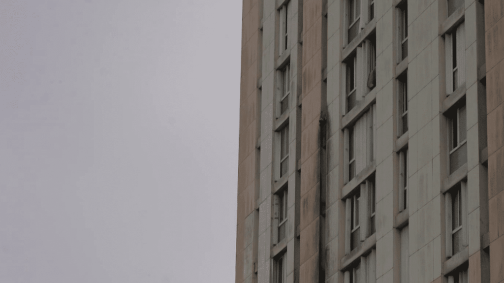 Seine-Saint-Denis : la galère des habitants d’une tour de 18 étages, privés d'ascenseurs
Dans une tour d’habitations de 18 étages à Noisy-le-Sec, les deux ascenseurs sont cassés. Les habitants, qui oscillent entre énervement et épuisement, craignent que la situation se prolonge jusqu’à la rentrée scolaire.