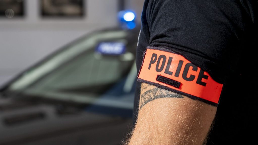 Deux hommes en garde à vue, soupçonnés d'être les auteurs de plusieurs séquestrations visant des chefs d'entreprise dans le sud de la France
Selon le parquet, les auteurs utilisaient un brassard orange et un gyrophare avant de pénétrer chez leurs victimes, les séquestraient et les immobilisaient, avant de les menacer "avec des armes blanches ou des armes de poing".