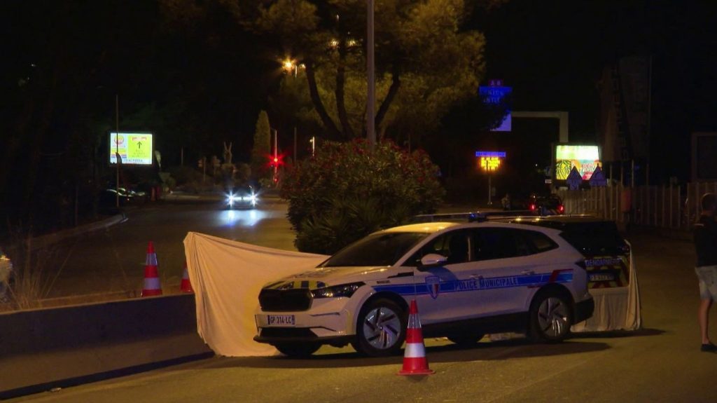 Alpes-Maritimes : un gendarme tué après un refus d'obtempérer
Un gendarme est mort après avoir été renversé lors d'un contrôle routier à Mougins, dans les Alpes-Maritimes, lundi 26 août. Le suspect a été interpellé dans la nuit.