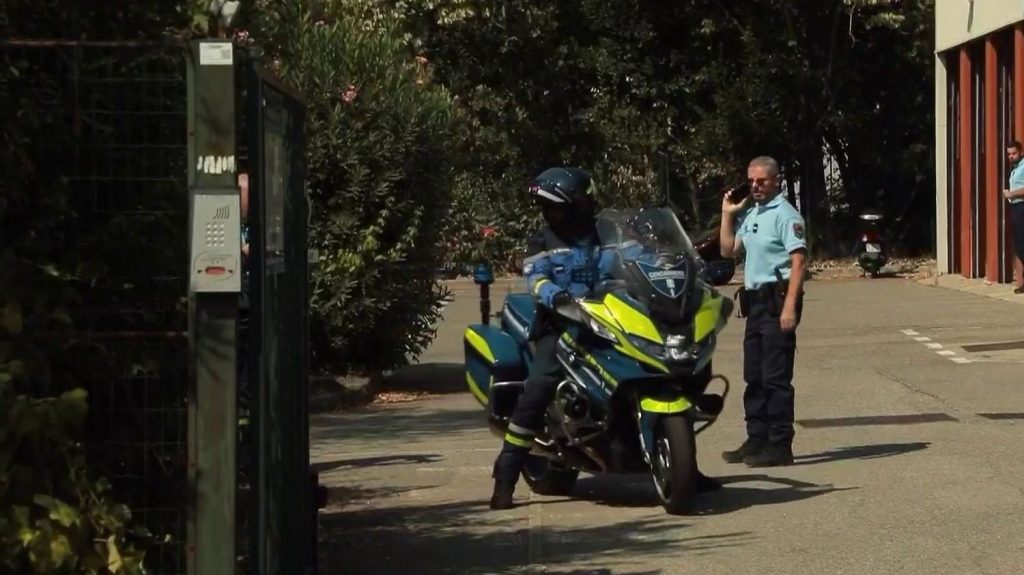 Alpes-Maritimes : un gendarme tué après un refus d'obtempérer
Lors d'un contrôle routier sur l'autoroute A8, lundi 26 août près de Mougins dans les Alpes-Maritimes, un automobiliste a mortellement blessé un gendarme avant de prendre la fuite.