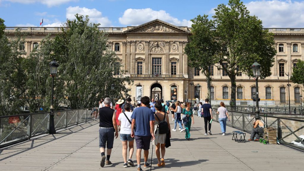 Reportage
Les "Greeters", ces guides qui font visiter gratuitement leur ville, séduisent les touristes autant qu'ils agacent les professionnels
Depuis une quinzaine d'années, ces bénévoles font visiter leur quartier gratuitement à des touristes. Des balades d'un nouveau genre qui séduisent certains, mais qui irritent la profession.