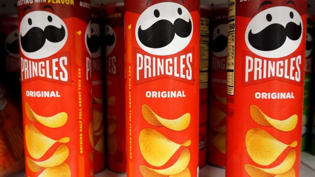 Agroalimentaire : en rachetant Kellanova, le groupe Mars espère doper sa croissance sur le marché du grignotage salé
Près de 36 milliards de dollars : c'est le prix payé par le groupe agroalimentaire américain Mars pour racheter son concurrent Kellanova (chips Pringles, snacks Kellogg's). Le numéro un de la confiserie veut doubler en 10 ans ses revenus issus du grignotage.