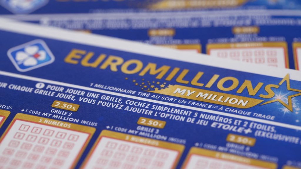 Dans les Hautes-Pyrénées, des touristes gagnent 26 millions d'euros à l'EuroMillions et passent leurs vacances à cacher leur ticket pour ne pas le perdre
Les touristes s'étaient arrêtés dans un tabac du centre-ville de Bagnères-de-Bigorre, dans les Hautes-Pyrénées, sur le chemin de leurs vacances. Ils ont dû attendre la fin de leur séjour pour aller récupérer leurs gains