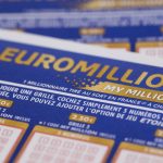 Dans les Hautes-Pyrénées, des touristes gagnent 26 millions d'euros à l'EuroMillions et passent leurs vacances à cacher leur ticket pour ne pas le perdre
Les touristes s'étaient arrêtés dans un tabac du centre-ville de Bagnères-de-Bigorre, dans les Hautes-Pyrénées, sur le chemin de leurs vacances. Ils ont dû attendre la fin de leur séjour pour aller récupérer leurs gains