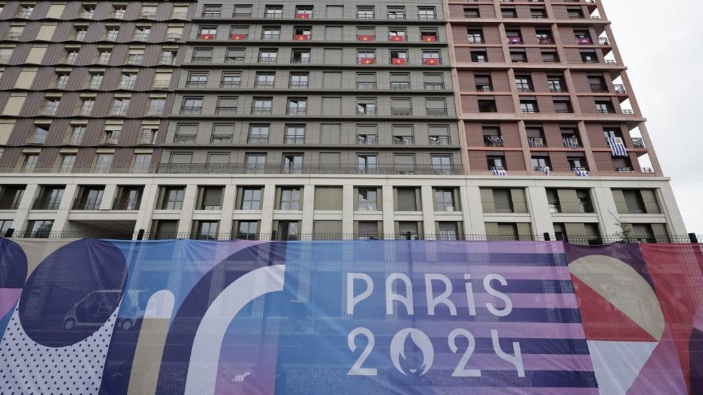 JO de Paris 2024 : logements, équipements sportifs, transports… Quel sera l'héritage des Jeux pour les Franciliens ?
Lors de sa candidature en 2016, le Comité olympique français avait insisté sur la nécessité de faire profiter des Jeux à tous les Franciliens, notamment en rénovant des stades et des gymnases vétustes.