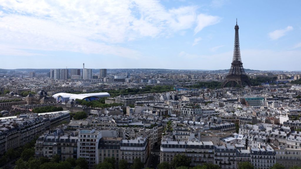 Reportage
JO de Paris 2024 : le bilan est finalement très satisfaisant pour les hôteliers parisiens
Les hôtels parisiens ont eu beaucoup de réservations de dernière minute. Au final, les résultats sont satisfaisants pour les professionnels. Illustration dans le 15e arrondissement de la capitale.