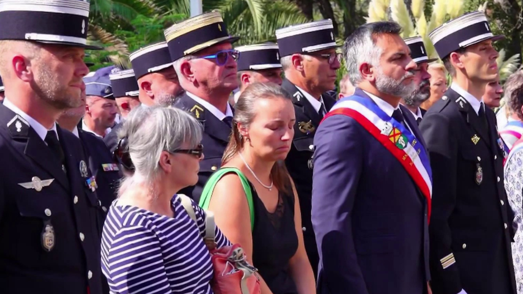 Gendarme tué après un refus d'obtempérer : des images de vidéosurveillance au cœur des investigations
Un gendarme est mort percuté par une voiture dans les Alpes-Maritimes lundi, à la suite d'un refus d'obtempérer. Sur des images de vidéosurveillance révélées par France 2, on aperçoit le conducteur, alcoolisé, se déporter avant de percuter le militaire.