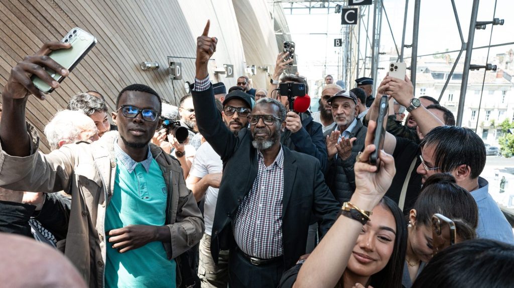En Gironde, l'imam de Pessac, accusé de faire l'apologie du terrorisme, arrêté en vue d'être expulsé
Abdourahmane Ridouane avait obtenu jeudi 1er août une décision de justice obligeant l’État à régulariser son titre de séjour. Mais le ministère de l'Intérieur a ordonné son expulsion