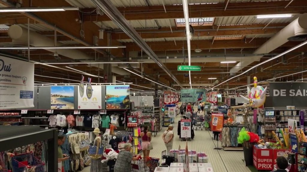 Jobs d'été : immersion dans les rayons d'un supermarché
Les supermarchés sont fréquentés quotidiennement par des millions de Français. Pour le 20 Heures, un reporter s'est essayé à ce job d'été.