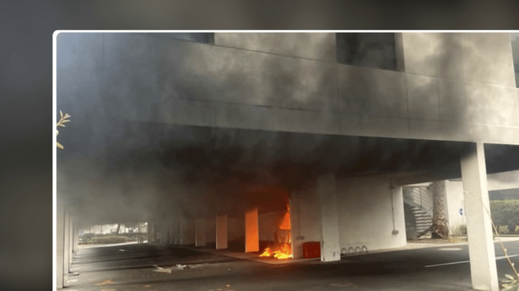 Incendie devant la synagogue de la Grande-Motte : le ministre de l'Intérieur dénonce un acte criminel
Une synagogue a été probablement attaquée dans la matinée du samedi 24 août à la Grande-Motte, près de Montpellier. Une voiture aurait explosé à proximité du lieu de culte. L'édifice est endommagé et un policier a été blessé.