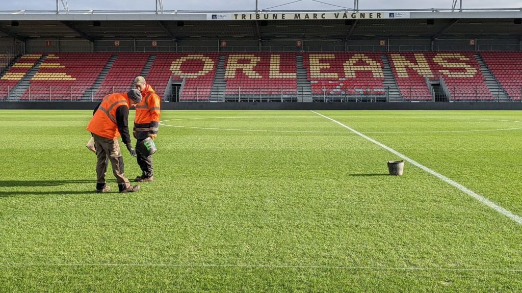 Le stade de la Source d'Orléans évacué à cause d'un incendie dans la buvette, le match entre l'US Orléans et Valenciennes interrompu
Le feu a démarré à la mi-temps, vendredi, obligeant les secours à intervenir et à faire évacuer le stade d'Orléans.