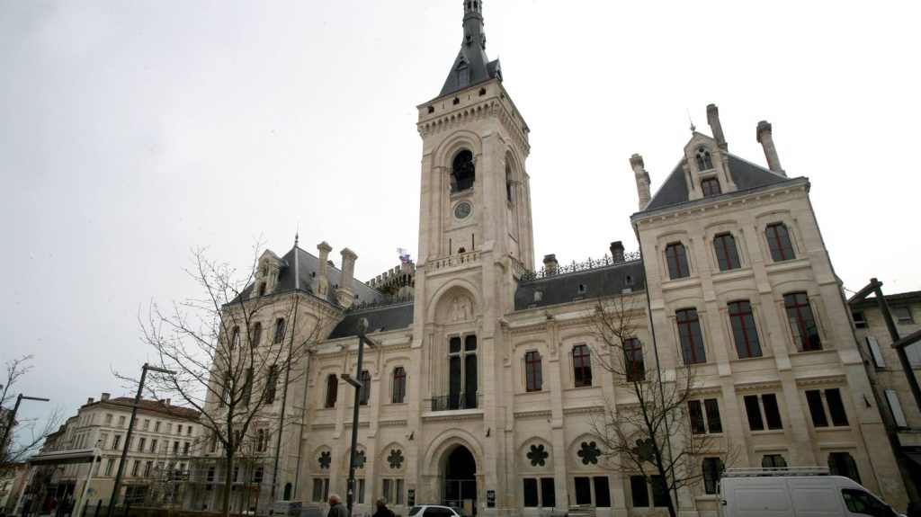Un homme déclenche un incendie dans la mairie d'Angoulême, avant d'être grièvement blessé par la police
(nouvelle fenêtre)
L’individu a été évacué et hospitalisé, avec un pronostic vital engagé, selon une source proche du dossier.